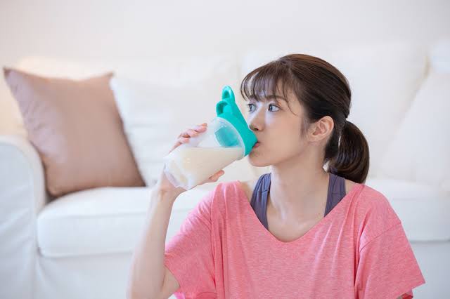 プロテインを飲む女性